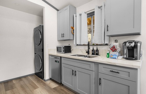 Woodlands Cabin | Serene Dream Cottage - Hot Tub, Walk to Park & Hiking Trails, Ping Pong