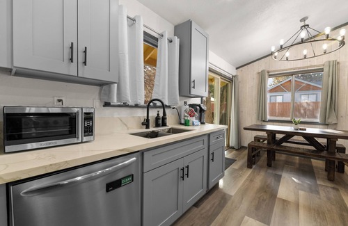 Woodlands Cabin | Serene Dream Cottage - Hot Tub, Walk to Park & Hiking Trails, Ping Pong