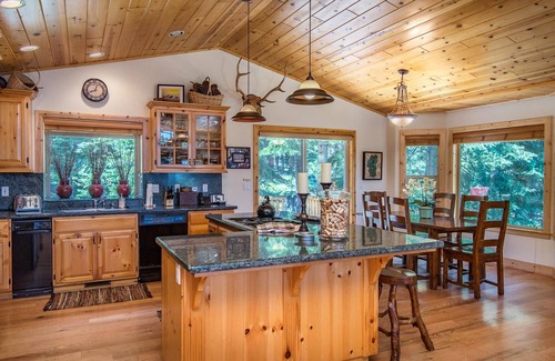Tahoe City House | Serene & Elegant; Sleeps 12, Private & Quiet; Private Homeowners Beach Club