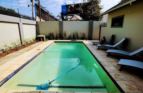 Greater Johannesburg Metropolitan Area Cottage | Serene Escape: 1-Bedroom Apartment in Parkmore with Uninterrupted Solar Power