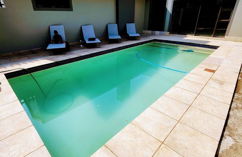 Greater Johannesburg Metropolitan Area Cottage | Serene Escape: 1-Bedroom Apartment in Parkmore with Uninterrupted Solar Power