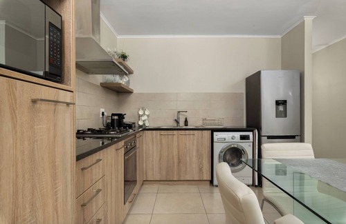 Flora Park Apartment | Serene Escape in the Heart of Century City