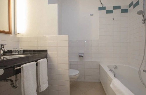 Hoevelaken Hotel | Serene Escape Perfect for Family Adventures Near The Mondriaan House