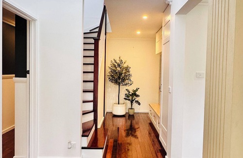 Boronia House | Serene Escape with Birds, Trees & Breeze– 5BR, 3.5B n garage with Wifi & Netflix