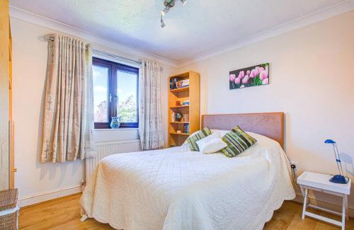 Barling House | Serene Family Escape - Spacious, Near Thorpe Bay and Southend, Beaches & Amenities