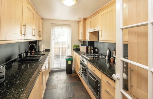 Riverside Apartment | Serene Garden Flat - Steps from Tower Bridge