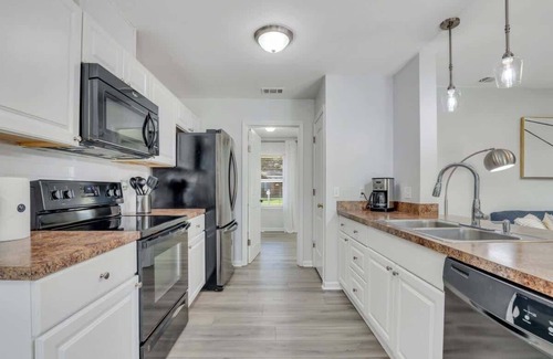 Pooler House | Serene garden home near Savannah