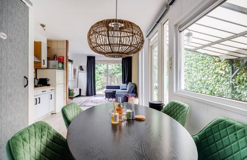 Nunspeet Ski Chalet | Serene Getaway: Charming Cozy Chalet with Generous Private Garden at the Veluwe.