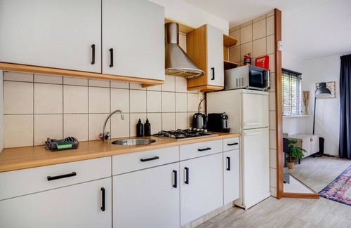 Nunspeet Ski Chalet | Serene Getaway: Charming Cozy Chalet with Generous Private Garden at the Veluwe.