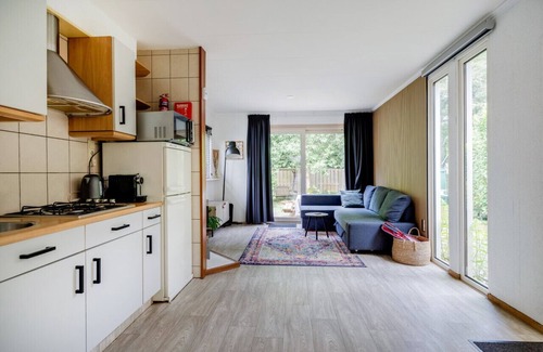 Nunspeet Ski Chalet | Serene Getaway: Charming Cozy Chalet with Generous Private Garden at the Veluwe.