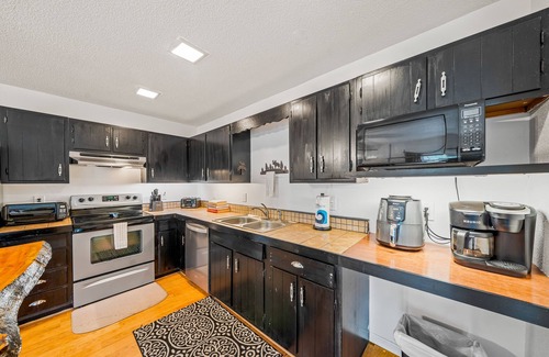 Chestertown Condo | Serene getaway with fireplace, grill, kayaks & washer/dryer