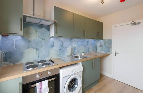 Dalston Apartment | Serene Green Getaway Studio with Calming Ambiance