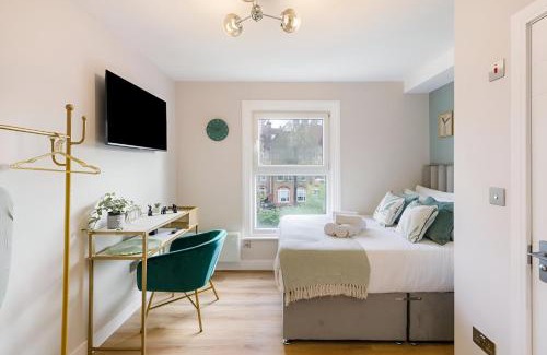 Dalston Apartment | Serene Green Getaway Studio with Calming Ambiance