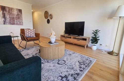 Narrabundah Apartment | Serene hideaway retreat with breathtaking panoramic views.