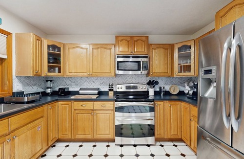 Naples House | Serene Hilltop Home with Breathtaking Mountain Views, Fireplace, and Wifi