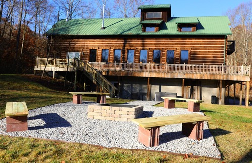 Logan Cabin | Serene (Hocking Hills) log cabin, near local attractions