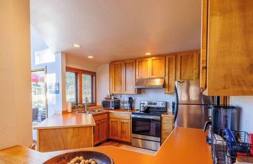 Black Butte Ranch House | Serene Home on Glaze Meadow - Black Butte Views - Hot Tub - Air Conditioning
