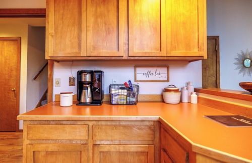 Black Butte Ranch House | Serene Home on Glaze Meadow - Black Butte Views - Hot Tub - Air Conditioning