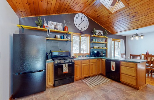 St Germain House | Serene Home w/large fenced in yard, jetted tub, WIFI, near Lakes & Trails