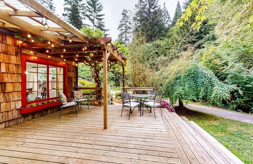 Humboldt Hill Cabin | Serene home with a game room, firepit, & grill