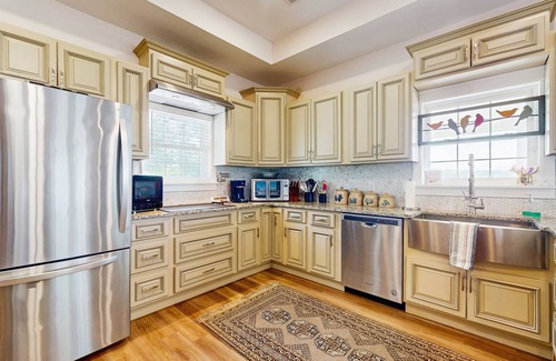 Seymour House | Serene home with amazing views, wifi, and front porch w/swing