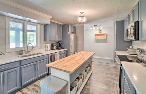 Three Oaks House | Serene Home with Fire pit, Gas Grill, WIFI & Close to Beach