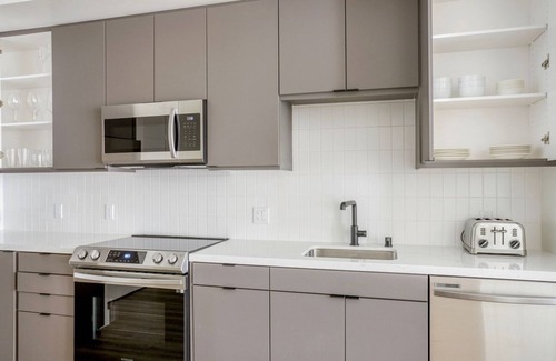 Los Angeles Apartment | Serene Inglewood 1BR w/Sundeck & Clubhouse, nr Shopping, by Blueground