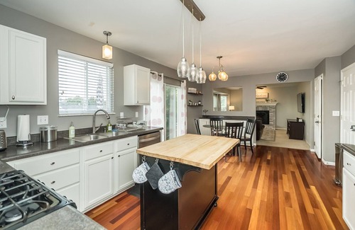 O'Fallon House | Serene Ivory*Fireplace*Fenced Yard* Dogs Welcome!