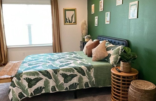 Northside House | Serene Jungle Oasis with Screened Patio & Lake View. 15 mins from JAX Airport!
