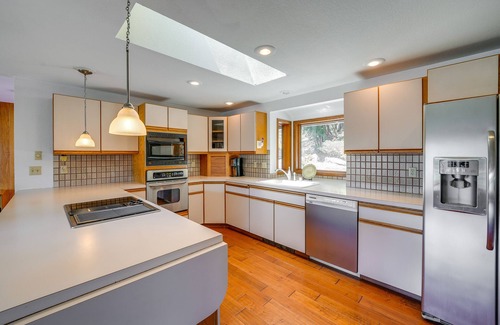 La Conner House | Serene La Conner Retreat w/Fireplace & Deck!