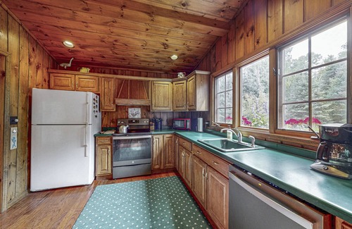 Boulder Junction House | Serene Lakefront Home w/Wifi, docks, kayaks, gas grill, fire pit & more