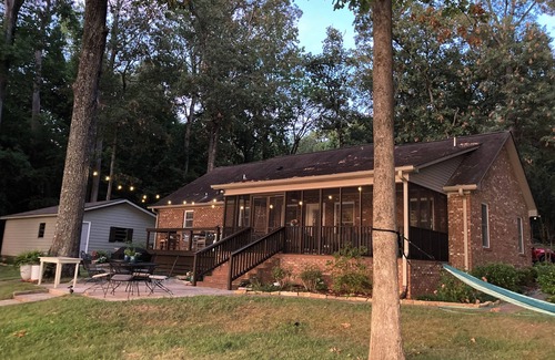 Scottsboro House | Serene lakefront home on Lake Guntersville with boat house & fishing from dock