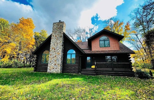La Porte Cabin | Serene Log Cabin Forest Retreat - Across street from Pumpkin Patch and Orchard!