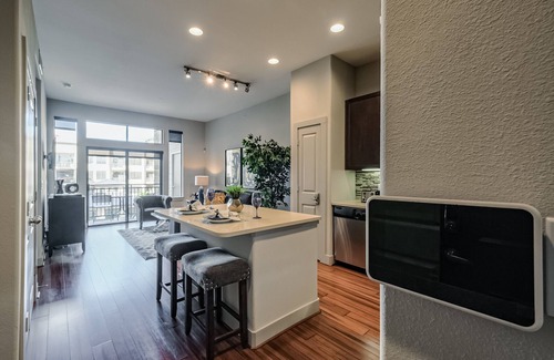 Montrose Apartment | SERENE MIDTOWN SUITE W/FREE PARKING & WiFi