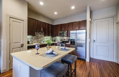 Montrose Apartment | SERENE MIDTOWN SUITE W/FREE PARKING & WiFi