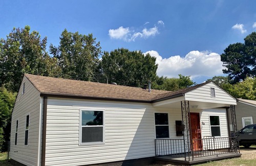Birmingham House | Serene & Modern | 5★ Location, ♛Queen Bed, Parking