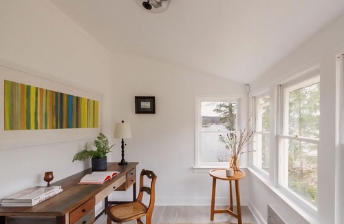 Niverville House | Serene Modern Lakefront Escape: Kayaks, Fishing, Firepit, Private Dock