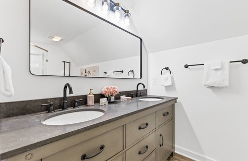 Blairsville Cabin | Serene mountain views with each lodge en-suite & on-site amenities
