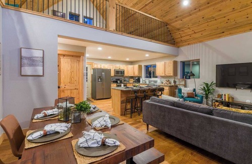 Bailey House | Serene Mtn Retreat 360° Views Patios Hot Tub