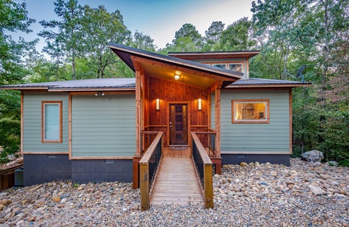 Broken Bow Cabin | SERENE ON THE STREAM is a modern luxury cabin that overlooks a soothing, flowing