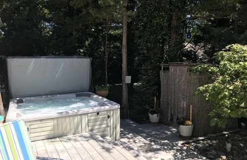 East Hampton House | Serene One Level Contemporary with FIVE STAR amenities. Walk To Private Beach.
