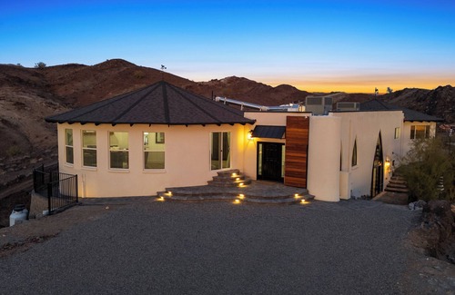 Lake Havasu City House | Serene Paradise; A Hilltop Gem