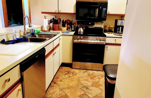 Lincoln Condo | Serene pond views from this charming 2-bed White Mountains condo