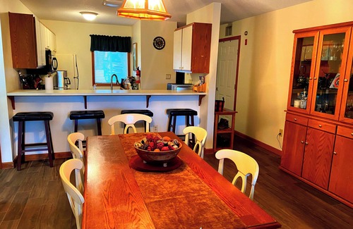 Lincoln Condo | Serene pond views from this charming 2-bed White Mountains condo