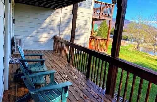 Lincoln Condo | Serene pond views from this charming 2-bed White Mountains condo