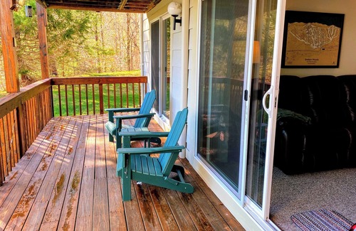 Lincoln Condo | Serene pond views from this charming 2-bed White Mountains condo