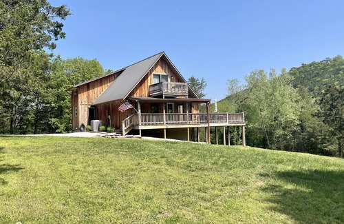 Eureka Springs House | Serene private cabin on 6+ acres- fishing, fire pit, pool table, foosball table