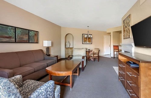 Oak Creek Hotel | Serene Retreat in the Heart of Sedona! Full Kitchen, Outdoor Pool, Free Parking!