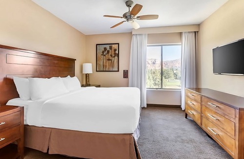 Oak Creek Hotel | Serene Retreat in the Heart of Sedona! Full Kitchen, Outdoor Pool, Free Parking!