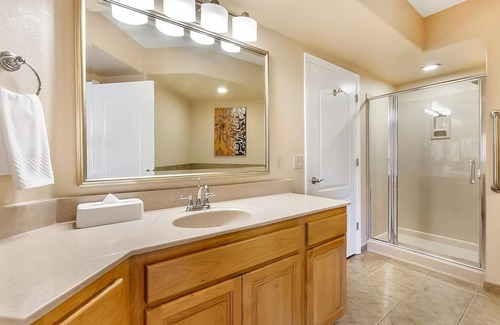 Oak Creek Hotel | Serene Retreat in the Heart of Sedona! Full Kitchen, Outdoor Pool, Free Parking!